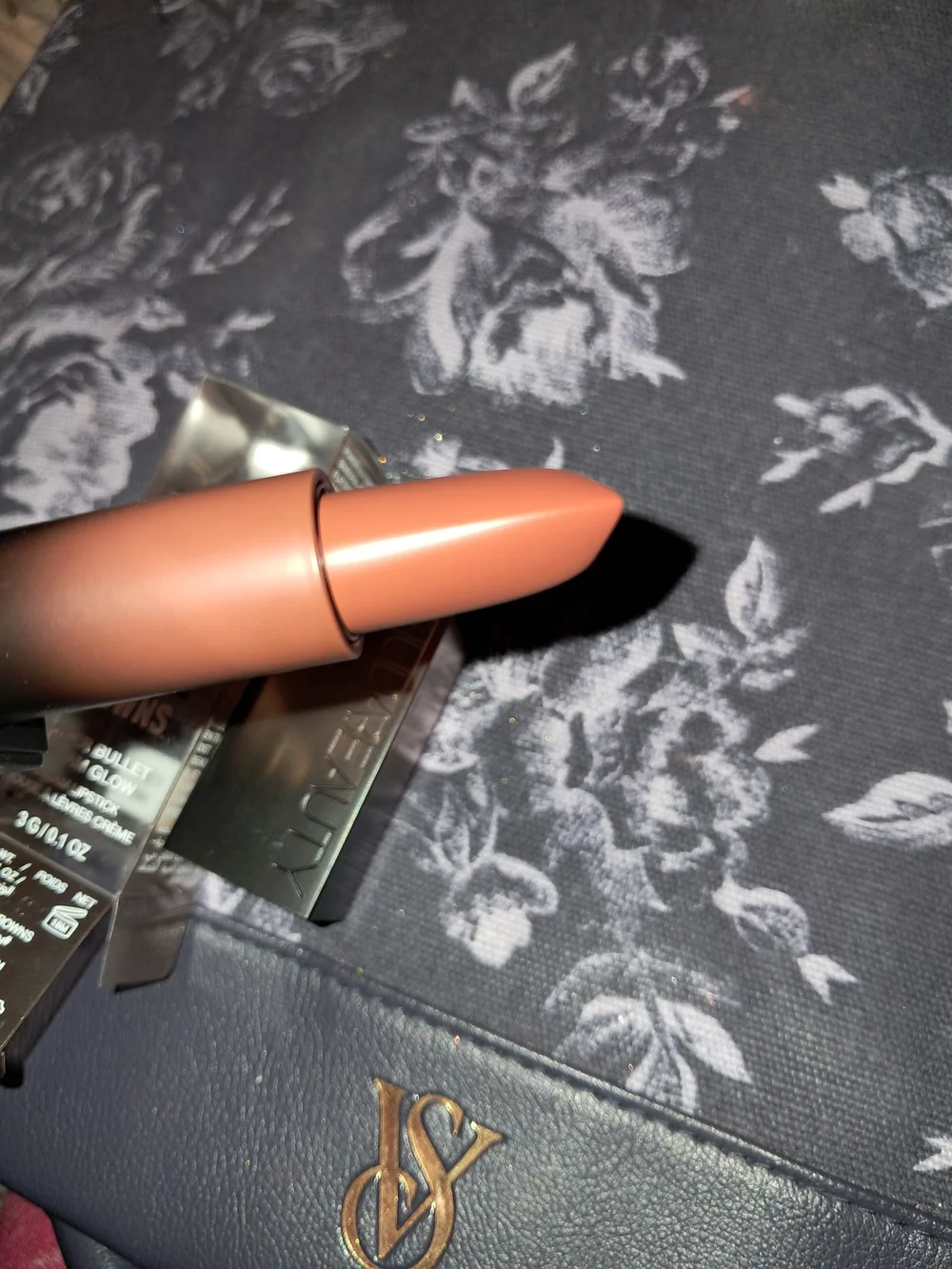 HUDA BEAUTY Bossy Browns Cream Glow Power Bullet Lipstick - Boss Chick